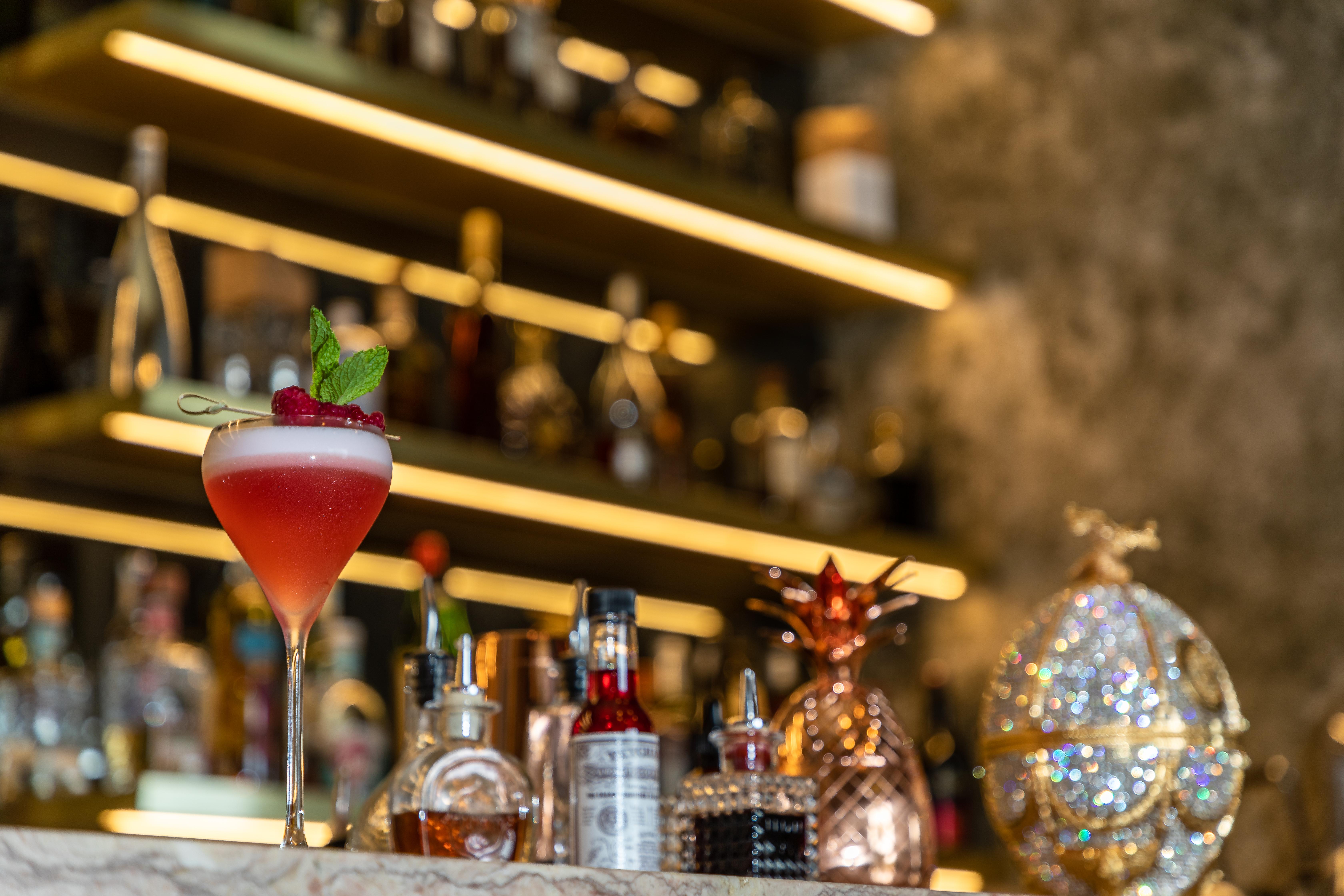 Vila Foz Hotel & Spa - Member Of Design Hotels Porto Dış mekan fotoğraf A cocktail at the bar