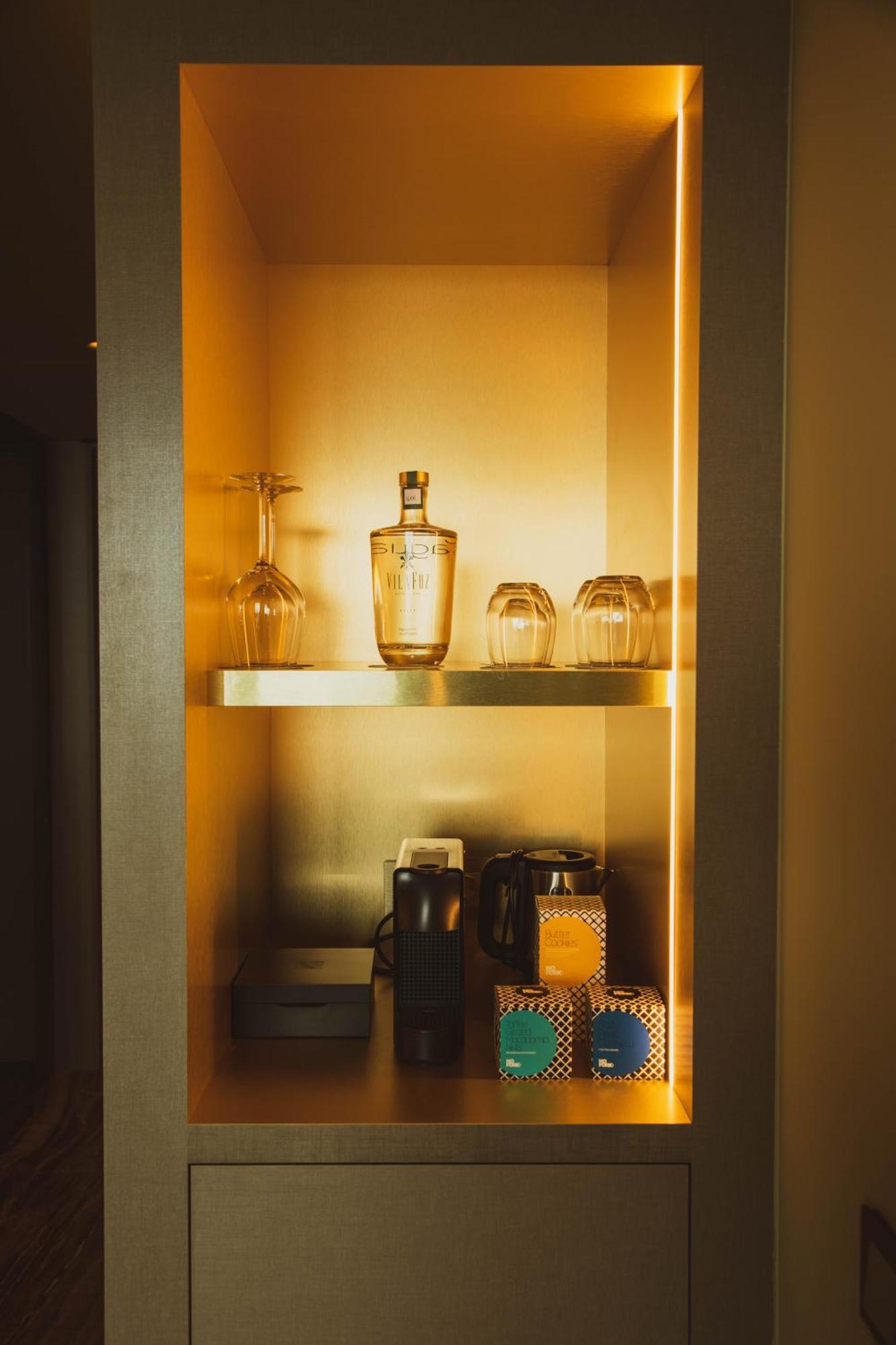 Vila Foz Hotel & Spa - Member Of Design Hotels Porto Dış mekan fotoğraf A Nespresso machine in a hotel room