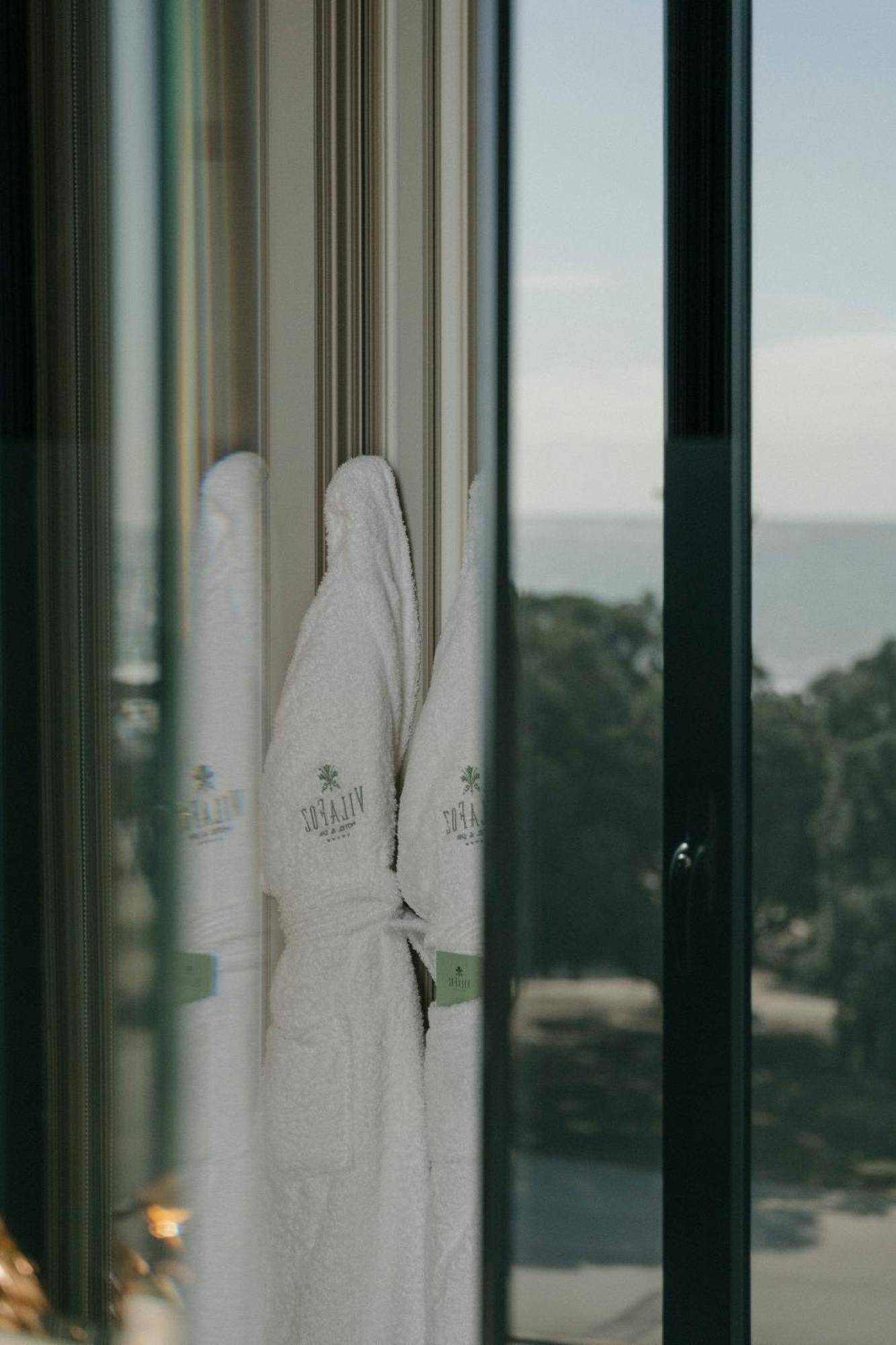Vila Foz Hotel & Spa - Member Of Design Hotels Porto Dış mekan fotoğraf Towels in a hotel room