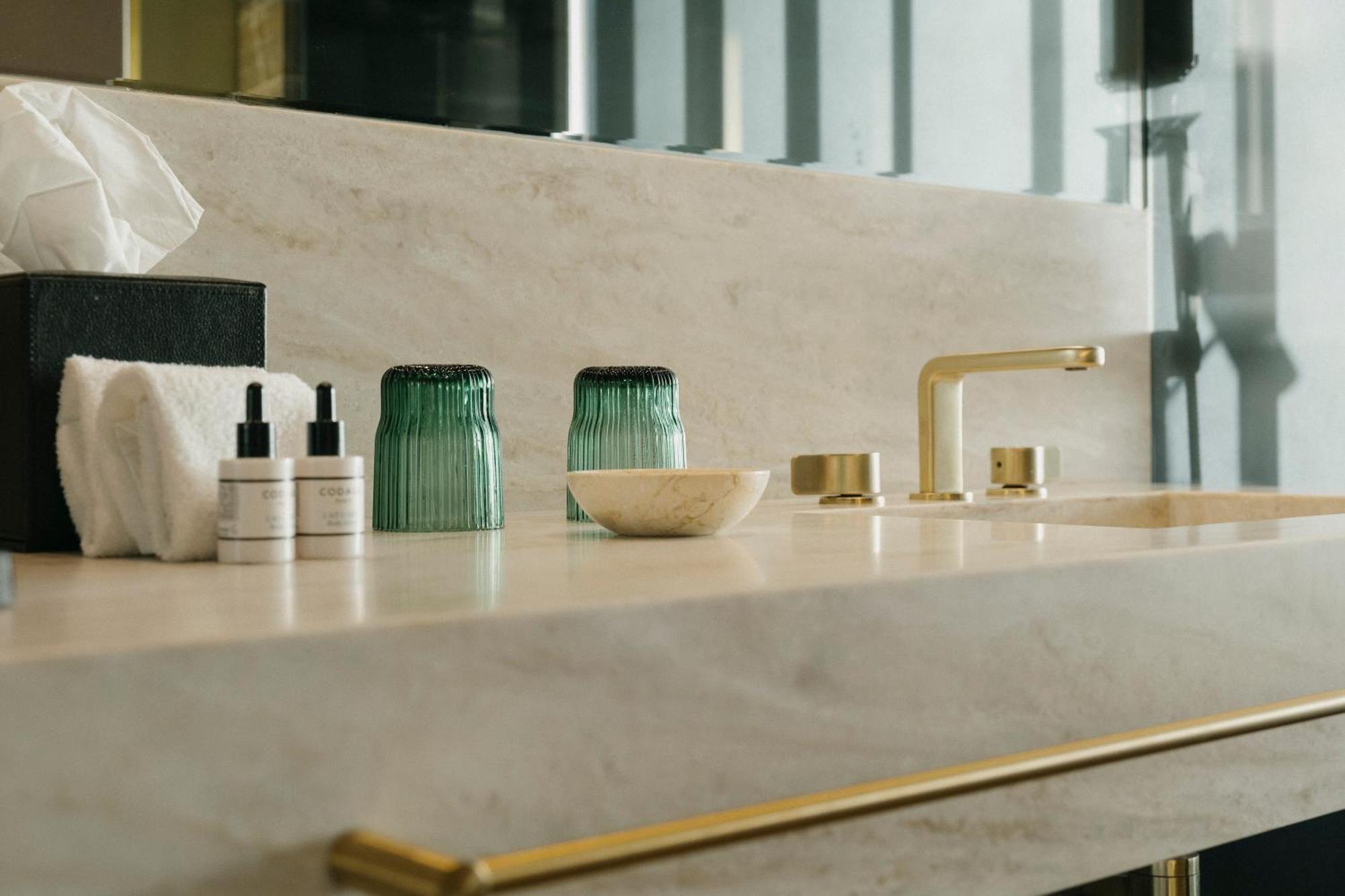 Vila Foz Hotel & Spa - Member Of Design Hotels Porto Dış mekan fotoğraf Bathroom fixtures